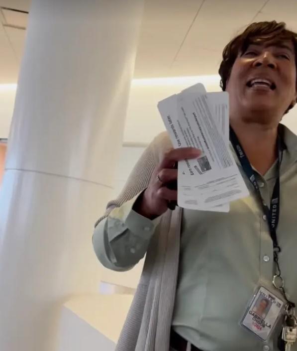 事主認為被趕落機真正的原因是搞錯空中服務員的性別。(網上圖片)