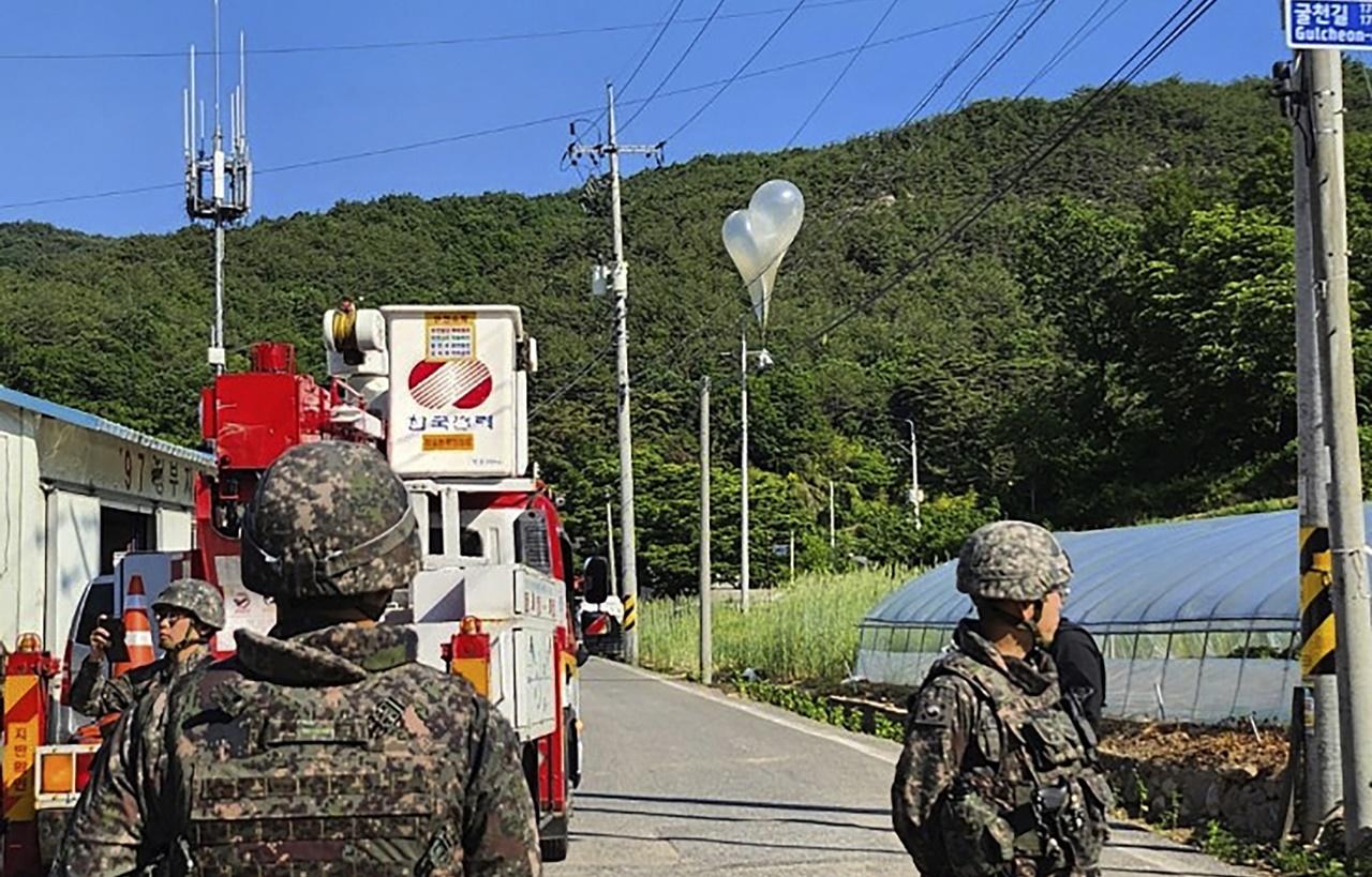 北韓宣布停放「糞便氣球」,連日放逾3500氣球15噸垃圾。(AP)