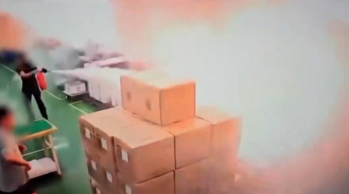 34秒又發生第四次爆炸,40秒時多塊電池連環爆。(X)