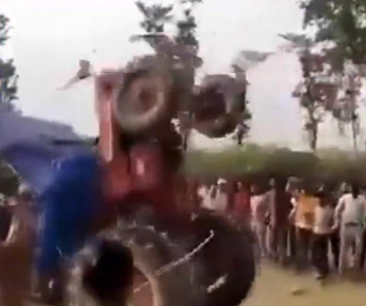 Lalu的拖拉機動力明顯不及對手,很快就被拉扯得前輪蹺起。(X)