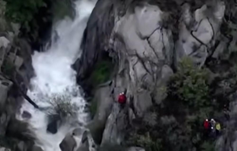 報道指,Horsetail Falls自然景區瀑布水流源自高山地帶的積雪。(YouTube)