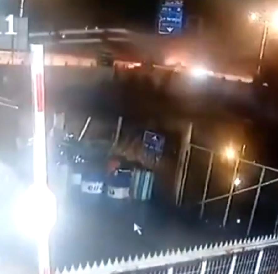 事發片段顯示,客運列車被撞至倒後行爆出火花。(X)