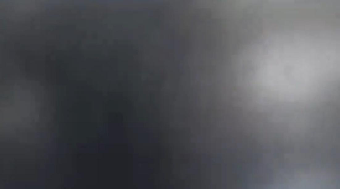 僅43秒時煙霧瀰漫整間房間,監視器畫面一片黑暗。(X)