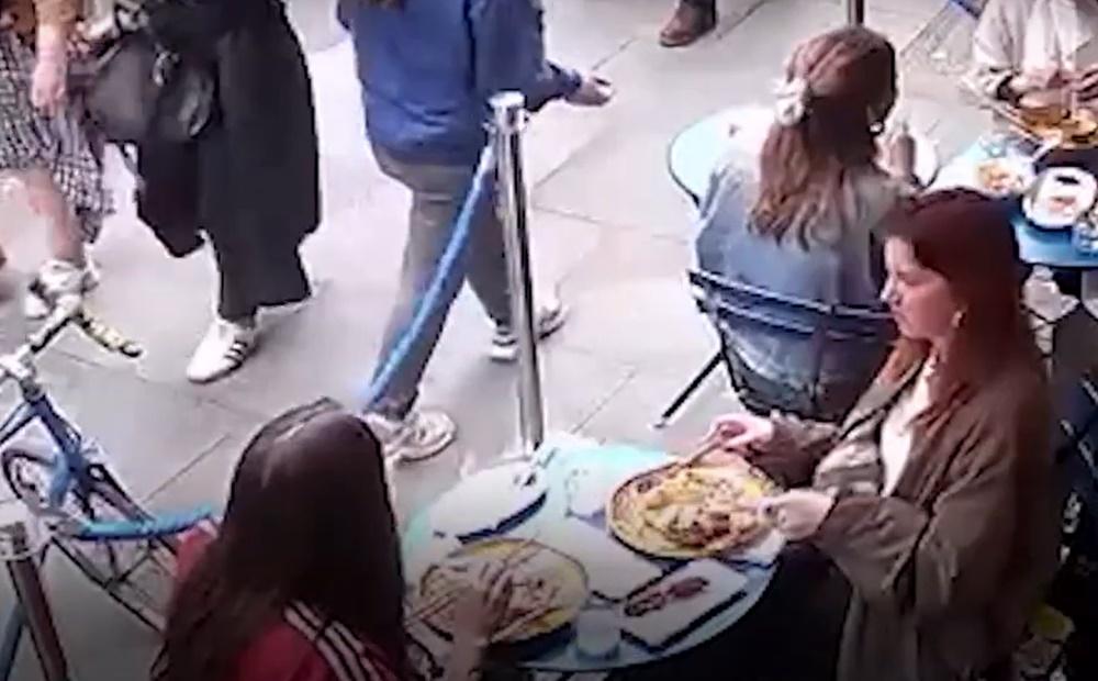 其實口罩女在用右手指向餐點的時候,左手已用標語牌覆蓋手機,同時用其他手指夾住手機偷偷帶走。(YouTube)