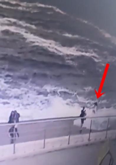 Alexandra先是被海水沖過下半身,跌坐地上,之後隨著海浪被捲入海。(X)