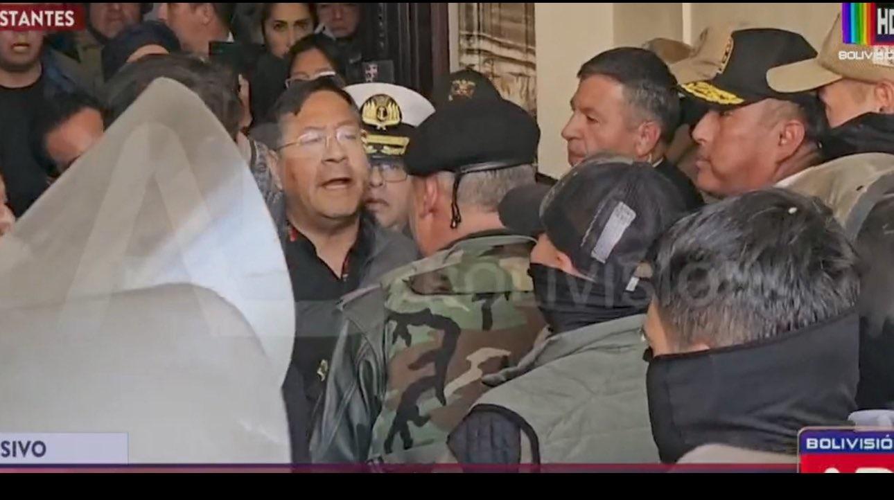 阿爾塞在總統府的走廊上,一度與蘇尼加對峙。(X)