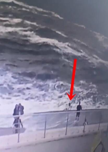 Alexandra先是被海水沖過下半身,跌坐地上,之後隨著海浪被捲入海。(X)