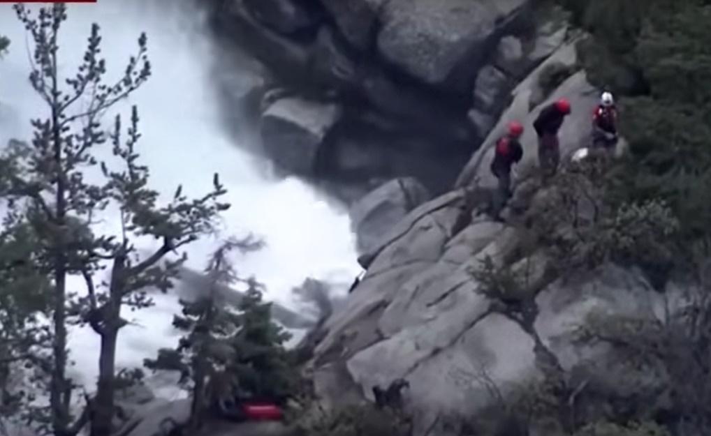 據指,體被大量木頭樹枝卡在岸邊,周圍是湍急的水流。(YouTube)