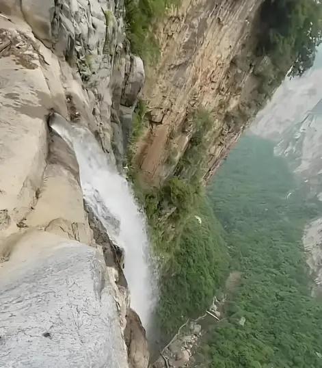 網民拍到瀑布源頭經水管放水。(微博)