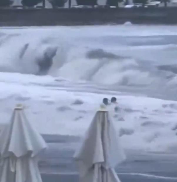 2人跌倒在地,女子站不起來,男子吃力想爬在女子上掩護她。(X)