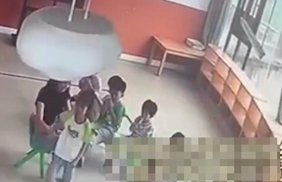 女童站起身走出鏡頭外。(微博)