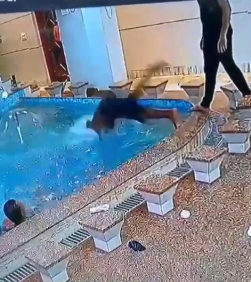 男子下水時將水池當作在泳池般,栽頭便躍入水池。(X)