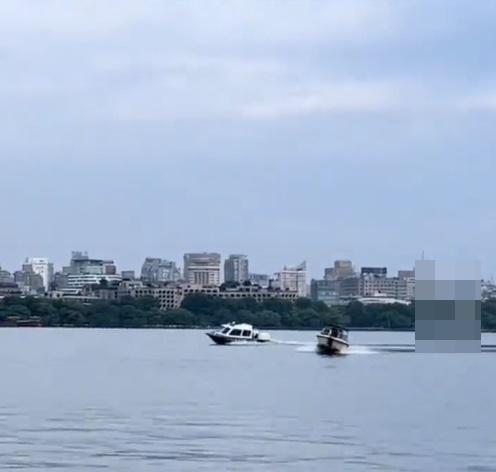 救援人員獲報後,隨即派出一艘快艇前往事發水域。(微博)