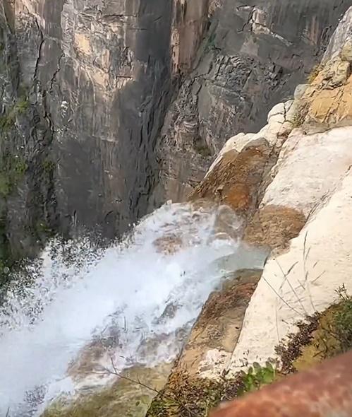 網民拍到瀑布源頭經水管放水。(微博)