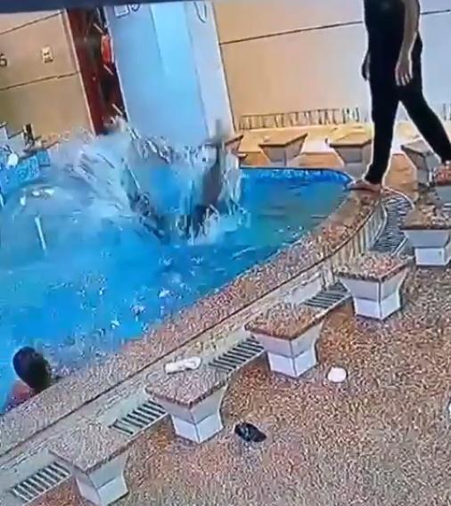 男子下水時將水池當作在泳池般,栽頭便躍入水池。(X)