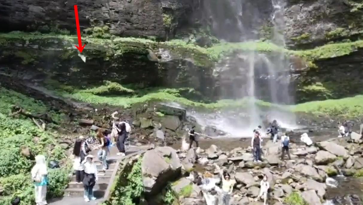 突然一塊大石從天而降,多人察覺有異忙閃避。(微博)