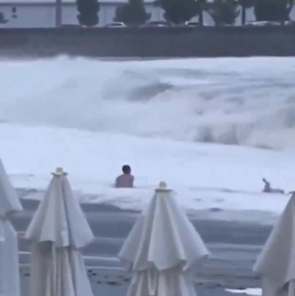 另一陣浪又淹至,將兩人沖散,女子來不及起來就被水流捲走。(X)