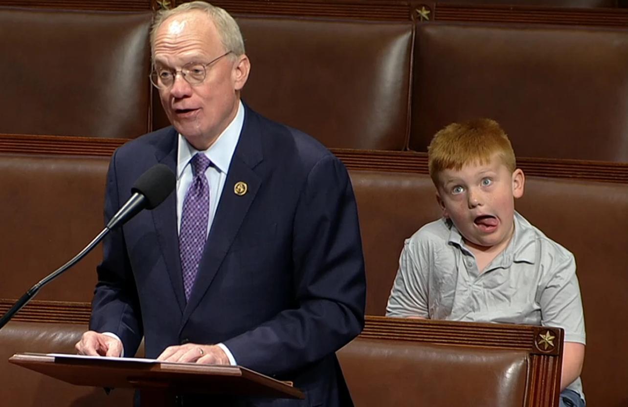 Guy隨之開始對著鏡頭擠眉弄眼,不時做出吐舌頭、翻白眼、鬼臉,大派表情包,很快就吸引眾人的視線。(X)