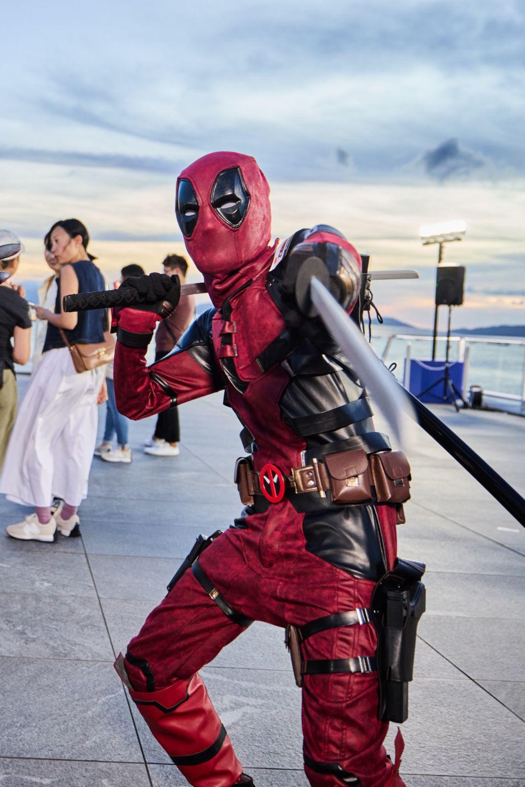 Marvel迷穿戰衣Cosplay到場打卡。