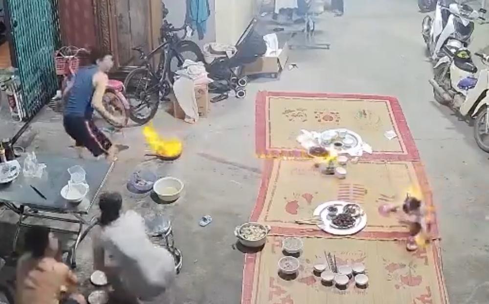 女童全身衣服瞬間燃燒,令她痛到發出尖叫,嚇得現場的大人立刻衝上去。(X)