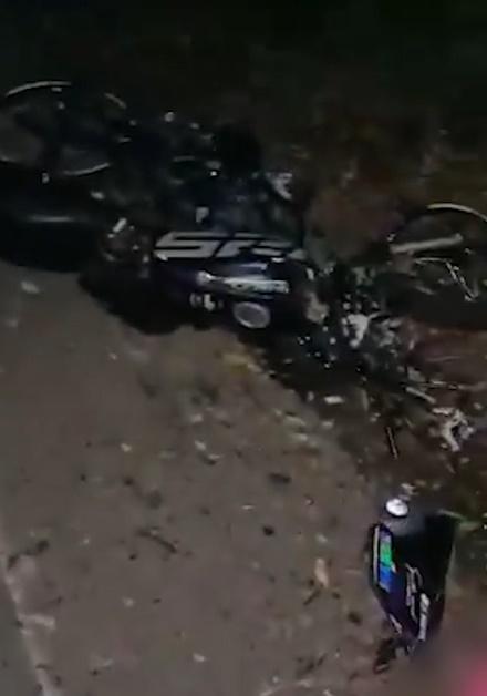 網上影片可見,一棵樹有被撞痕跡,她們乘搭的電單車撞至嚴重變形,慘不忍睹。(網上影片)