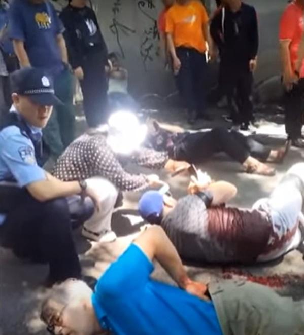 網上影片顯示3名傷者倒臥血泊待救救援,有人上衣染血,有人腰部受傷,亦有人不斷用手機向外界聯絡。(X)