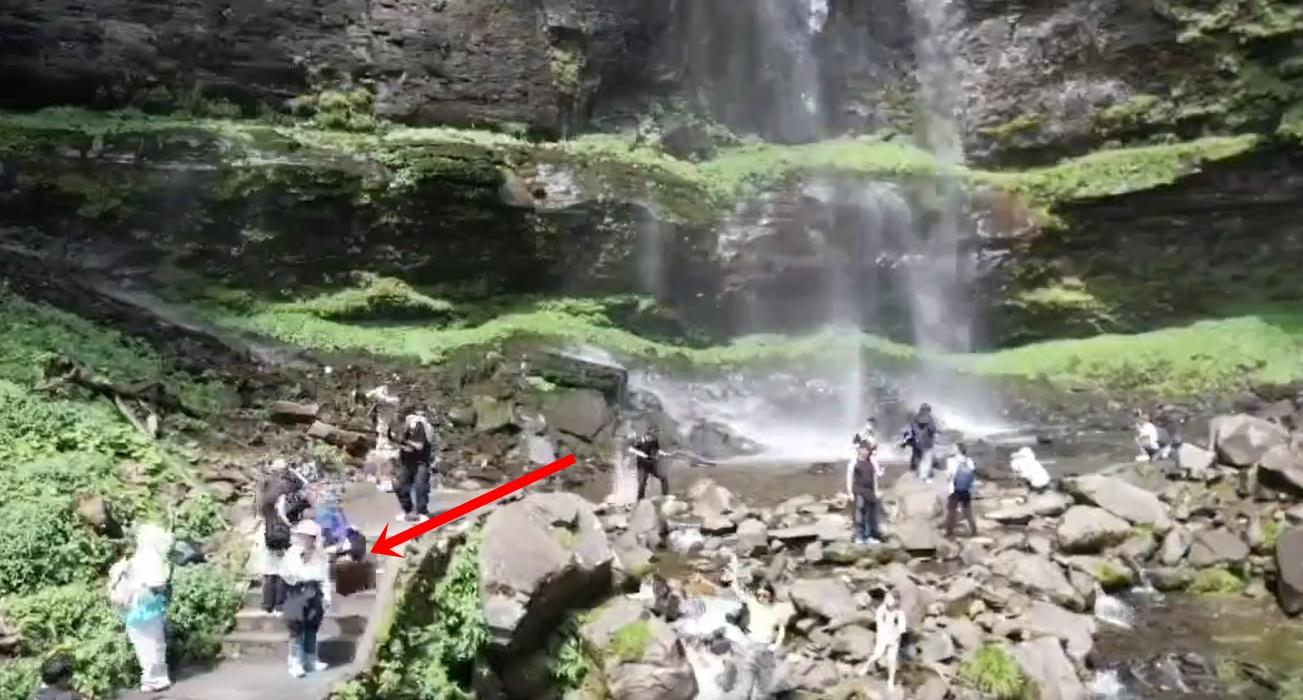 女事主疑走避不及遭落石擊中,當場跌落石級,倒地不起。(微博)