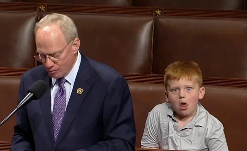 Guy隨之開始對著鏡頭擠眉弄眼,不時做出吐舌頭、翻白眼、鬼臉,大派表情包,很快就吸引眾人的視線。(X)