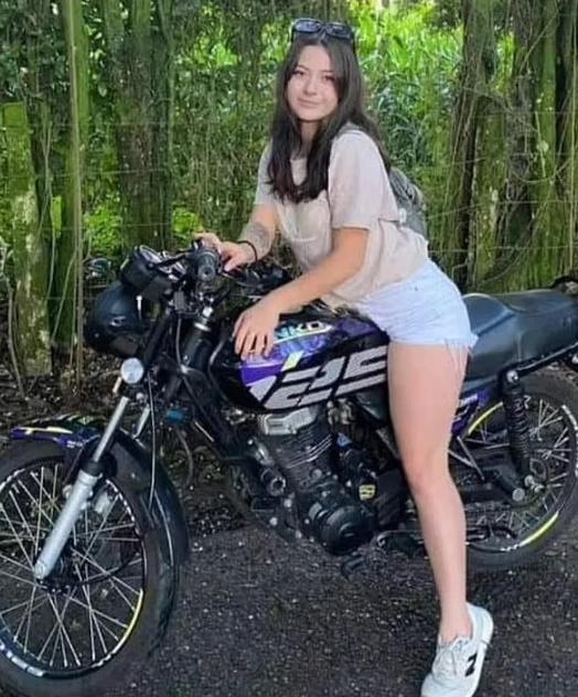 Katherine Cubillos與她的電單車。(網上圖片)