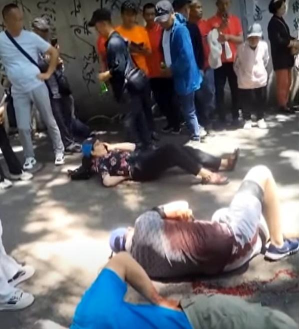 網上影片顯示3名傷者倒臥血泊待救救援,有人上衣染血,有人腰部受傷,亦有人不斷用手機向外界聯絡。(X)