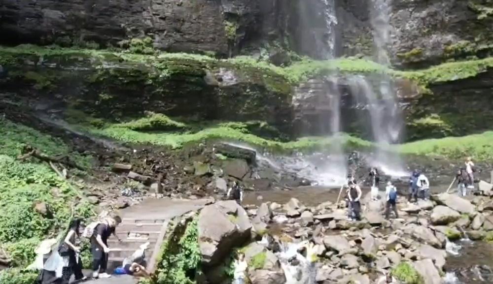 受傷女子起初還有輕微動作,其後再沒反應。(微博)