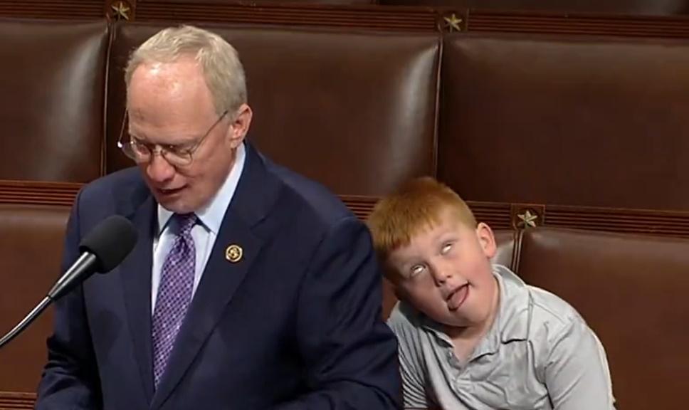 Guy隨之開始對著鏡頭擠眉弄眼,不時做出吐舌頭、翻白眼、鬼臉,大派表情包,很快就吸引眾人的視線。(X)