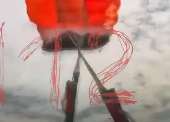 約30秒後他試圖打開主傘時,降傘繩索開始纏在一起。(YouTube)