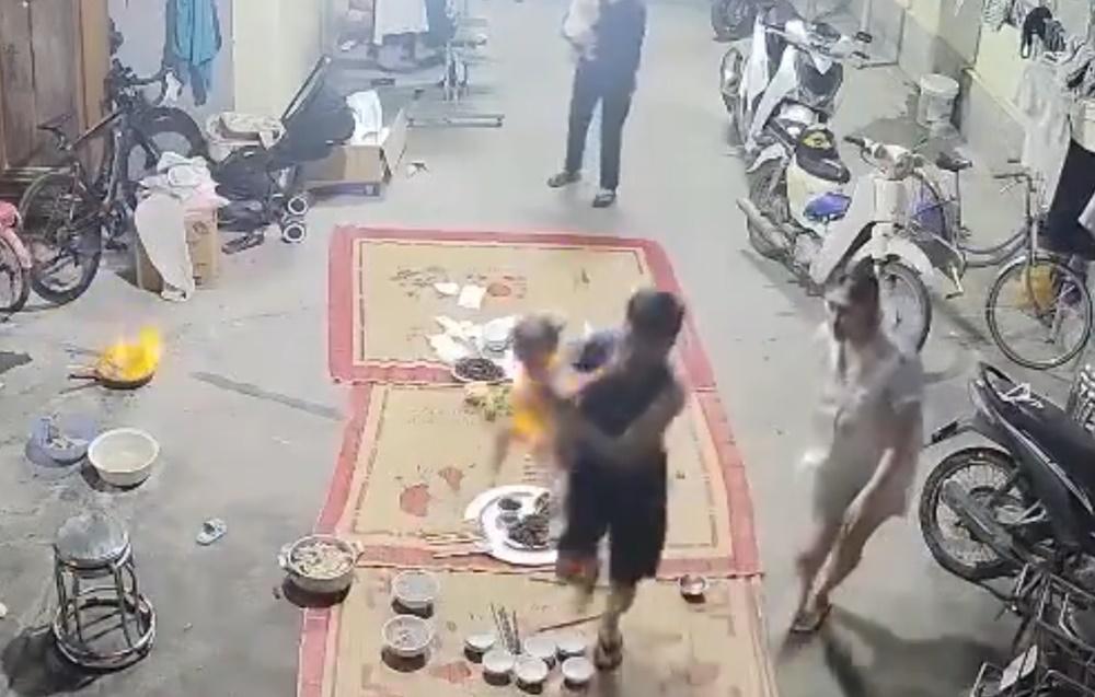 大人把女童抱到鏡頭外滅火,女童被抱起時,身上的火仍在燃燒。(X)