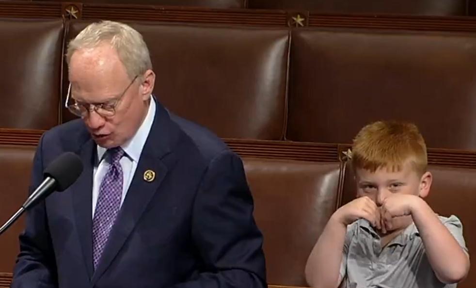 Guy隨之開始對著鏡頭擠眉弄眼,不時做出吐舌頭、翻白眼、鬼臉,大派表情包,很快就吸引眾人的視線。(X)