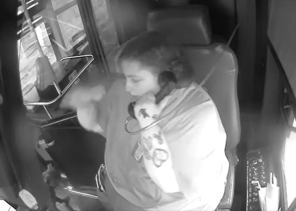 Stephany估計是不明原因與主人失散,便立刻致電公司職員尋求協助。(FB)