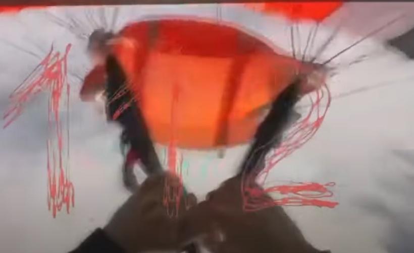 即使他焦急用雙手抓住,試圖解開,卻只能在空中不斷繞圈。(YouTube)