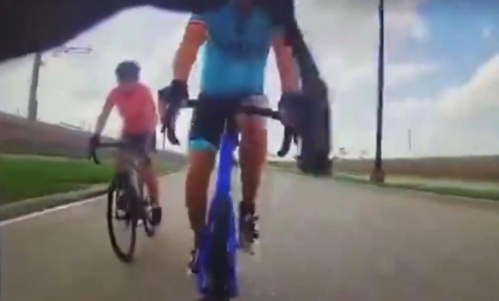 網上流傳其中一架單車的車尾攝錄機拍的影片顯示,2名男子踩著單車跟隨在後。(X)