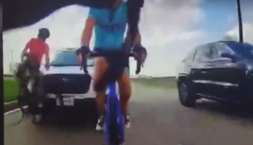 後方1輛加速而至的白色SUV撞倒,其中1名單車男跌在路邊,另外1人則摔在馬路中央。(X)