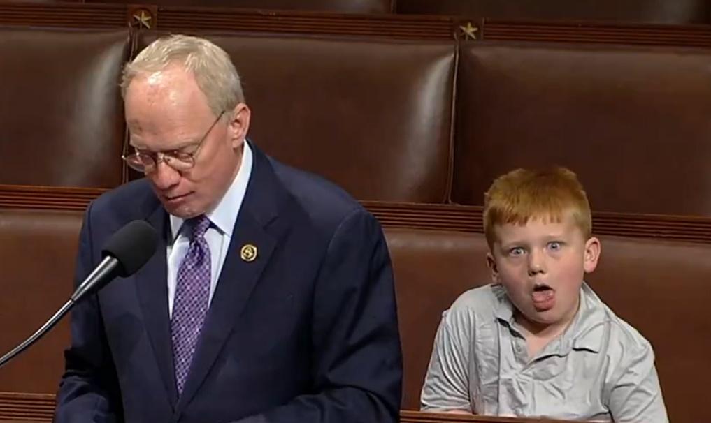 Guy隨之開始對著鏡頭擠眉弄眼,不時做出吐舌頭、翻白眼、鬼臉,大派表情包,很快就吸引眾人的視線。(X)