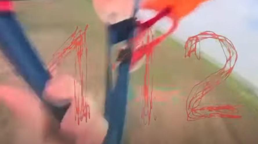 當他設法拉開備用傘時已經來不及,鏡頭一陣晃動後摔落在草地上。(YouTube)