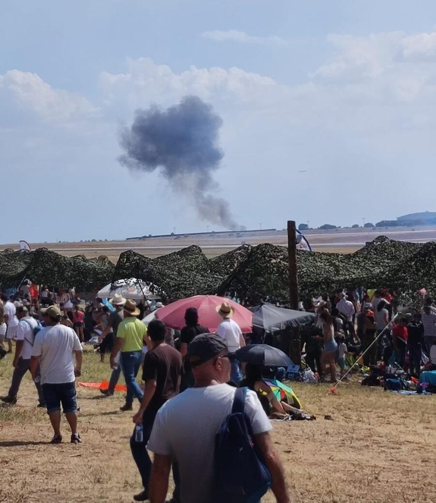 其中一架機身嚴重受損,失去控制墜毀地面後發生爆炸。(X)