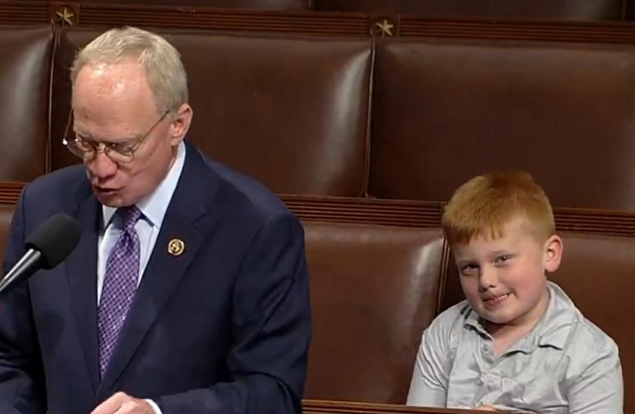 Guy隨之開始對著鏡頭擠眉弄眼,不時做出吐舌頭、翻白眼、鬼臉,大派表情包,很快就吸引眾人的視線。(X)