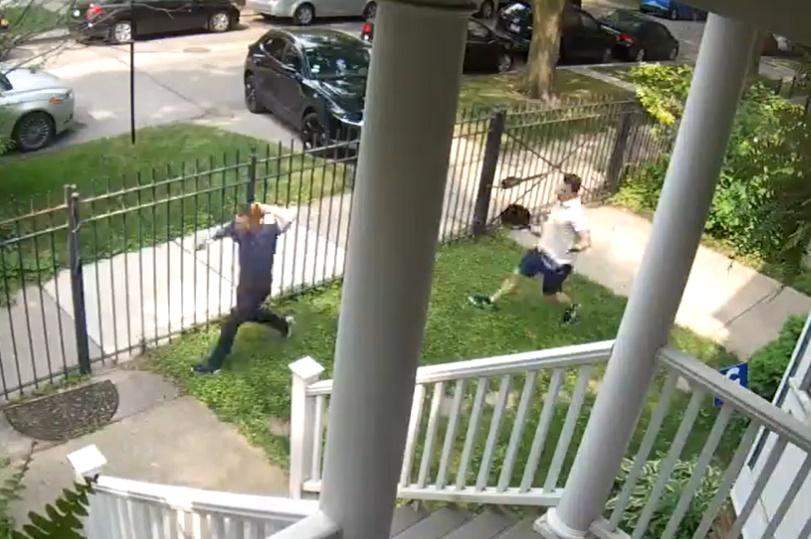 小偷隨即走去後院,Jason手持平底鑊追去,未幾小偷又跑回前院,見他手掩頭頂,似乎被打。(X)