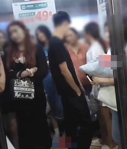 電梯門敞開10分鐘,無人願意離開升降機,其間有有談笑風生、有人雙手交疊、有人沉默低頭,亦有人雙手插袋。(微博)