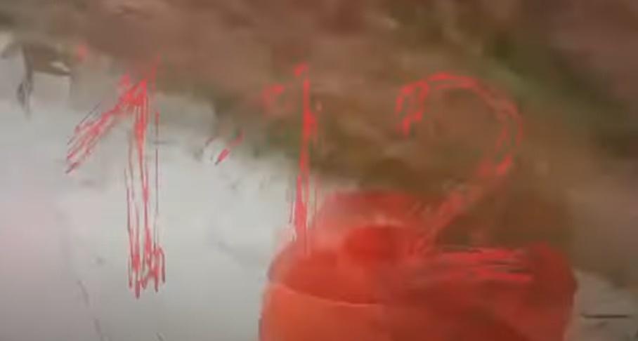 當他設法拉開備用傘時已經來不及,鏡頭一陣晃動後摔落在草地上。(YouTube)