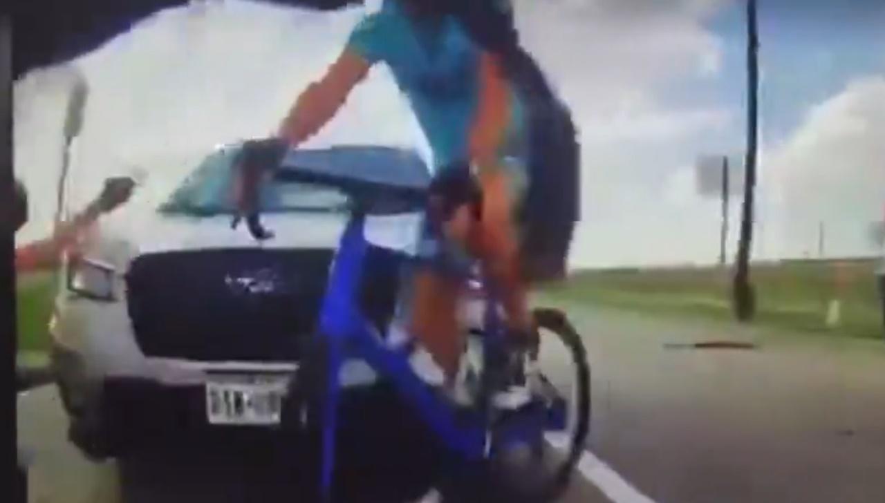 後方1輛加速而至的白色SUV撞倒,其中1名單車男跌在路邊,另外1人則摔在馬路中央。(X)