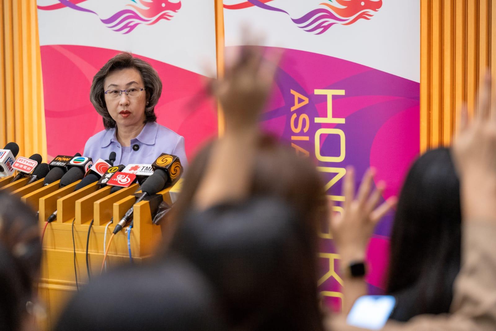 楊何蓓茵表示,行會通過各級公務員劃一加薪3%。(陳奕釗攝)