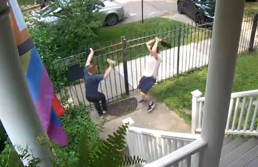 Jason更來個雙手持平底鑊要對小偷重擊。(X)