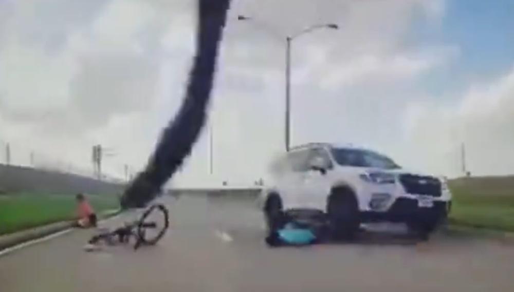 詎料肇事車輛未有停下,反而加速,前輪及後輪先後輾過單車手的雙腿,似乎是想不顧而去。(X)